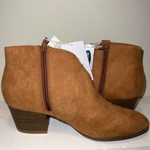 NWT Old Navy Women's  Faux Suede Side Zip Western Ankle Booties